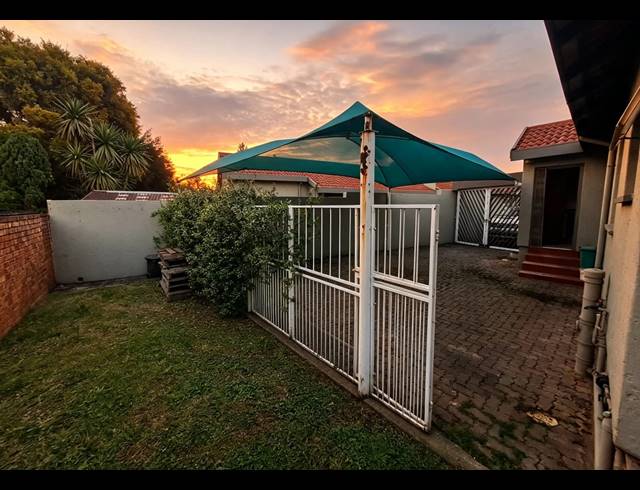 3 BEDROOM TOWNHOUSE FOR SALE IN VANDERBIJLPARK SE 3